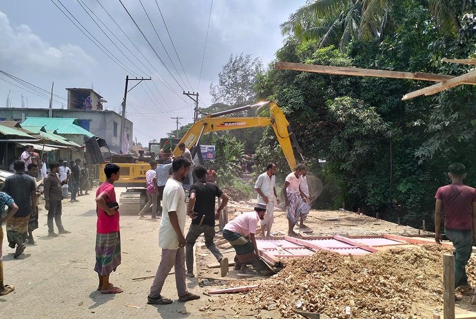 নোয়াখালীর সুবর্ণচরে ২৭ অবৈধ দোকান উচ্ছেদ করে খাল উদ্ধার