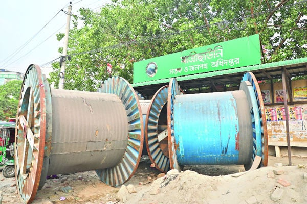 নগরে অরক্ষিত যাত্রী ছাউনি