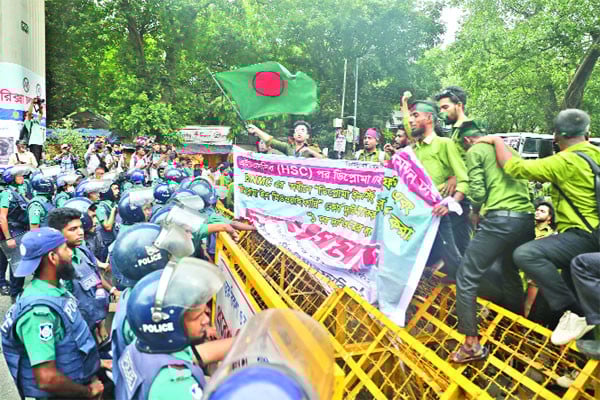 শহীদ মিনারে নার্সিং শিক্ষার্থীরা