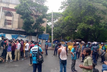 জবি শিক্ষার্থীদের ছত্রভঙ্গের চেষ্টায় টিয়ারশেল-সাউন্ড গ্রেনেড নিক্ষেপ