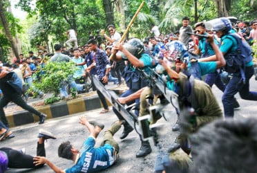 জবি শিক্ষার্থীদের উপর টিয়ারশেল-লাঠিচার্জে আহত শতাধিক, হাসপাতালে ৩০