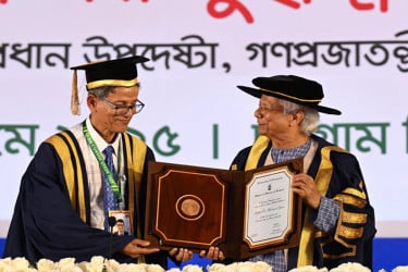 প্রধান উপদেষ্টাকে ডি লিট ডিগ্রি দিলো চট্টগ্রাম বিশ্ববিদ্যালয়ে