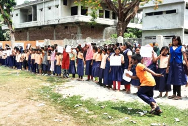 খেলার মাঠ বন্ধ করে প্রাচীর নির্মাণ চেষ্টা, শিশু শিক্ষার্থীদের প্রতিবাদ