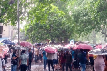 বৃষ্টিতে ভিজে কাকরাইল মসজিদের সামনে জবি শিক্ষক-শিক্ষার্থীদের অবস্থান