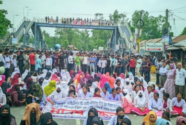 নিরাপদ সড়কের দাবিতে রংপুর-কুড়িগ্রাম সড়ক অবরোধ