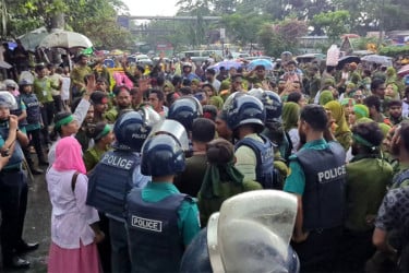 ব্যারিকেড সরিয়ে শাহবাগ মোড় অবরোধ নার্সিং শিক্ষার্থীদের