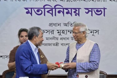 চট্টগ্রাম হার্ট ফাউন্ডেশন হাসপাতালের জমির দলিল হস্তান্তর করলেন প্রধান উপদেষ্টা