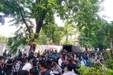 যমুনায় গেলেন জবি উপাচার্য-ট্রেজারার