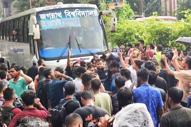 কাকরাইলে আন্দোলনকারীদের সঙ্গে যোগ দিতে বাসে করে আসছেন ছাত্র-শিক্ষকরা