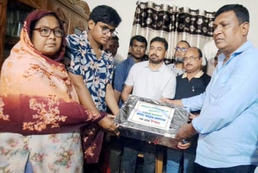 গুম হওয়া যুবদল কর্মীর স্বজনদের হাতে তারেক রহমানের উপহার