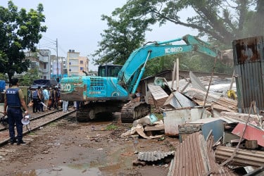 ময়মনসিংহে অবৈধ স্থাপনা উচ্ছেদ
