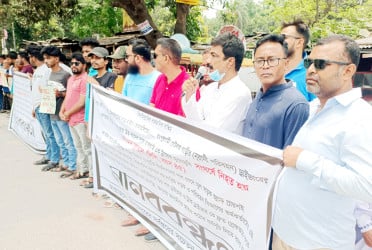 সড়ক দুর্ঘটনারোধ ও দুর্ঘটনার সাথে জড়িতদের
 শাস্তির দাবিতে দিনাজপুরে মানববন্ধন