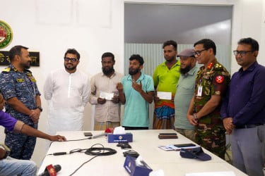 ক্ষতিগ্রস্ত তিন রিকশাচালককে ডিএনসিসির অনুদান ও চাকরির আশ্বাস