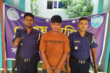 মারামারির মামলায় ছেলেকে পুলিশে দিলেন বাবা