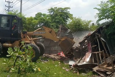 বাগেরহাটে মহাসড়কের দু’পাশের হাজারো অবৈধ স্থাপনা উচ্ছেদ