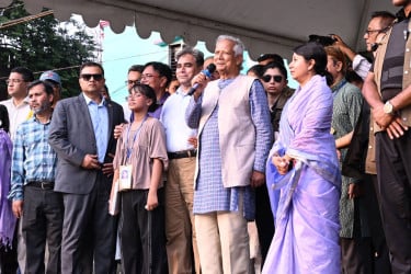 প্রধান উপদেষ্টাকে কাছে পেয়ে আবেগাপ্লুত বাথুয়াবাসী