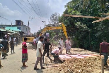 নোয়াখালীর সুবর্ণচরে ২৭ অবৈধ দোকান উচ্ছেদ করে খাল উদ্ধার