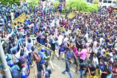রণক্ষেত্রে পরিণত কাকরাইল