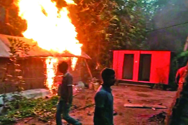 ঢাবি শিক্ষার্থী সাম্য হত্যায় গ্রেপ্তার তামিমের বাড়িতে আগুন