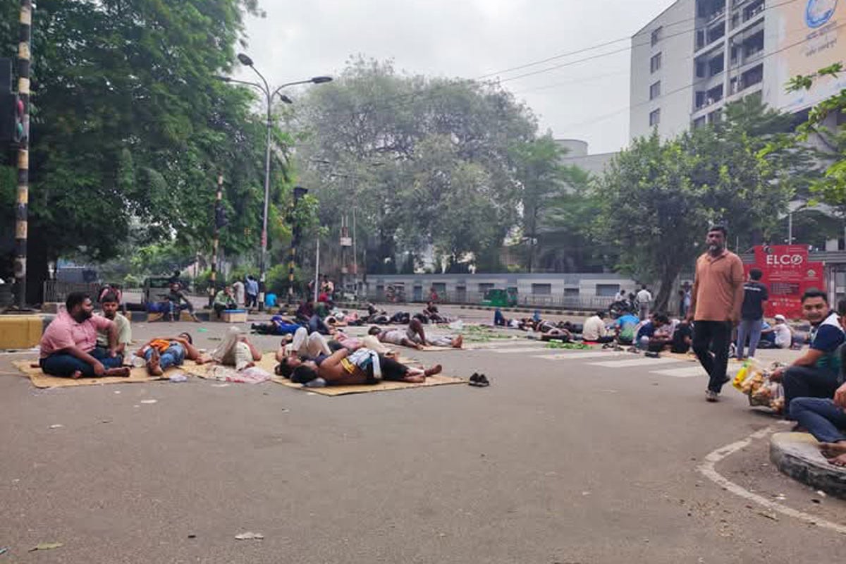 দ্বিতীয় দিনেও যমুনার সামনে অবস্থান জবি শিক্ষার্থীদের
