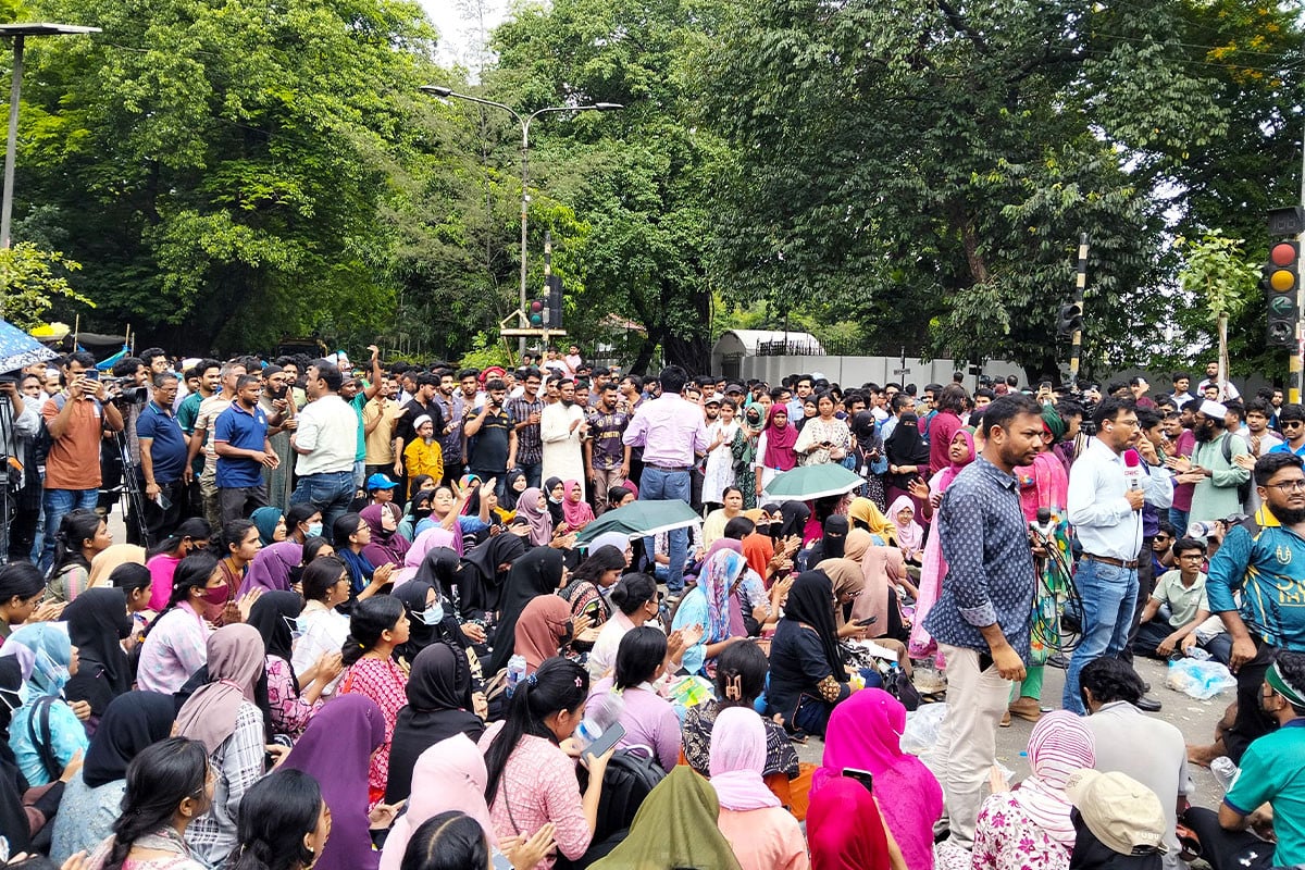 জবি শিক্ষার্থীদের আন্দোলন দ্বিতীয় দিনে, কাকরাইল সড়কে ব্যারিকেড