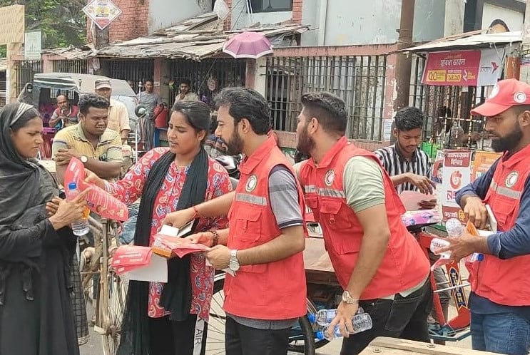 কোটালীপাড়ায় ভ্যানচালক ও পথচারীদের মাঝে পানি, স্যালাইন ও লিফলেট বিতরণ
