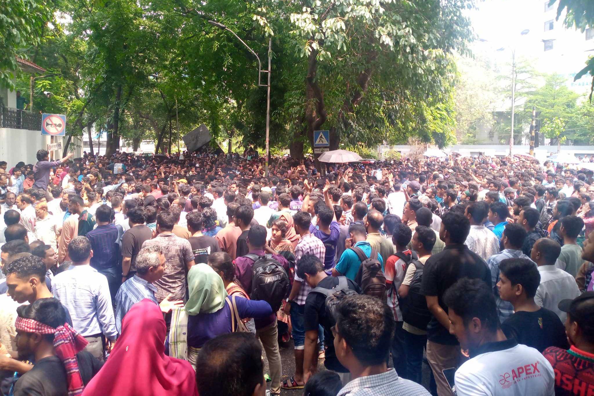 ২৫টি বাস ভরে কাকরাইলে এলেন জগন্নাথের আন্দোলনকারীরা, আসছেন সাবেক শিক্ষার্থীরাও