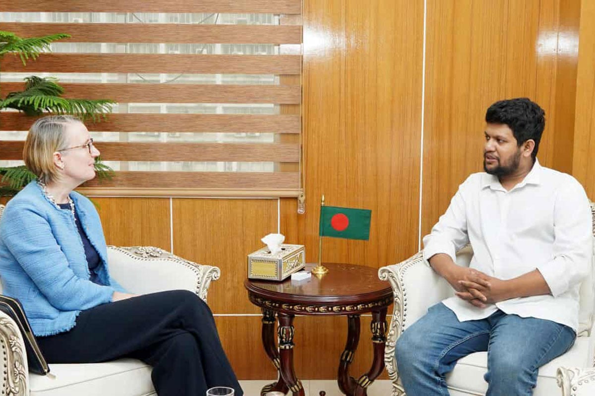 তথ্য উপদেষ্টার সঙ্গে ব্রিটিশ হাইকমিশনারের সাক্ষাৎ