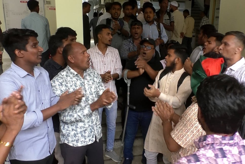 চেক বিতরণে ডিসি আসলেন দুই ঘণ্টা পর, গণঅভ্যুত্থানে আহতদের বিক্ষোভ