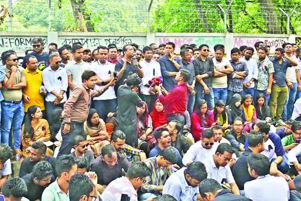 বিক্ষোভে উত্তাল ঢাবি পূর্ণদিবস ধর্মঘট