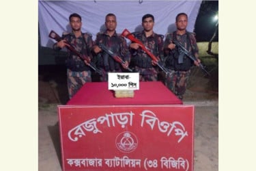 পাচারকারীদের ফেলে যাওয়া ব্যাগ থেকে ১০ হাজার ইয়াবা জব্দ