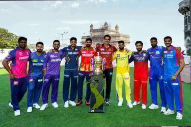 আইপিএলে প্লে অফের দৌড়ে এগিয়ে যারা