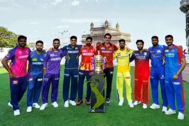 আইপিএলে প্লে অফের দৌড়ে এগিয়ে যারা