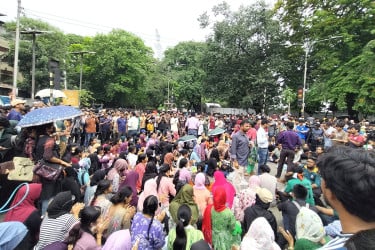 দ্বিতীয় দিনেও যমুনার সামনে অবস্থান জবি শিক্ষার্থীদের