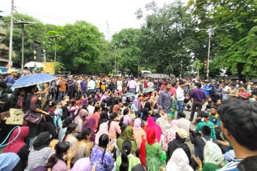 দ্বিতীয় দিনেও যমুনার সামনে অবস্থান জবি শিক্ষার্থীদের