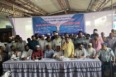 চাঁপাইনবাবগঞ্জে ৩ দাবিতে রেল অবরোধ
