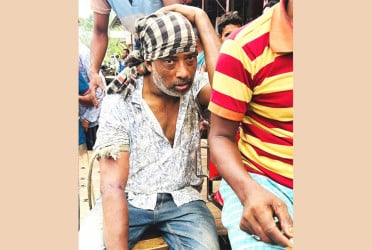 গরু চোরকে গণপিটুনি দিয়ে পুলিশে দিল এলাকাবাসী