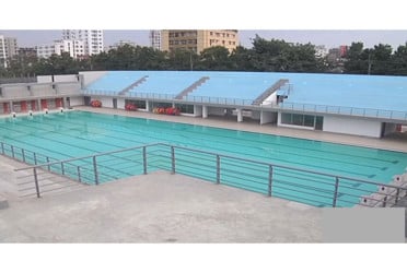 সাঁতারু তৈরিতে আলো দেখাচ্ছে সুইমিংপুল
