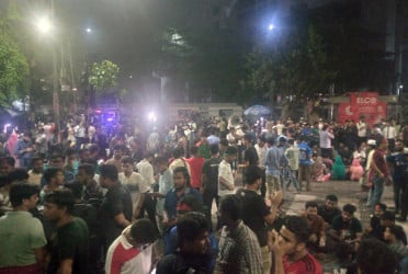 টানা ৩৩ ঘণ্টা ধরে তিন দফা দাবিতে আন্দোলন করছে জগন্নাথ বিশ্ববিদ্যালয়
