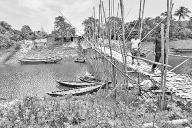 এখনো বাঁশের সাঁকোই একমাত্র ভরসা