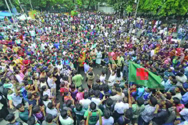 অনড় জবির শিক্ষার্থীরা কাকরাইলেই অবস্থান