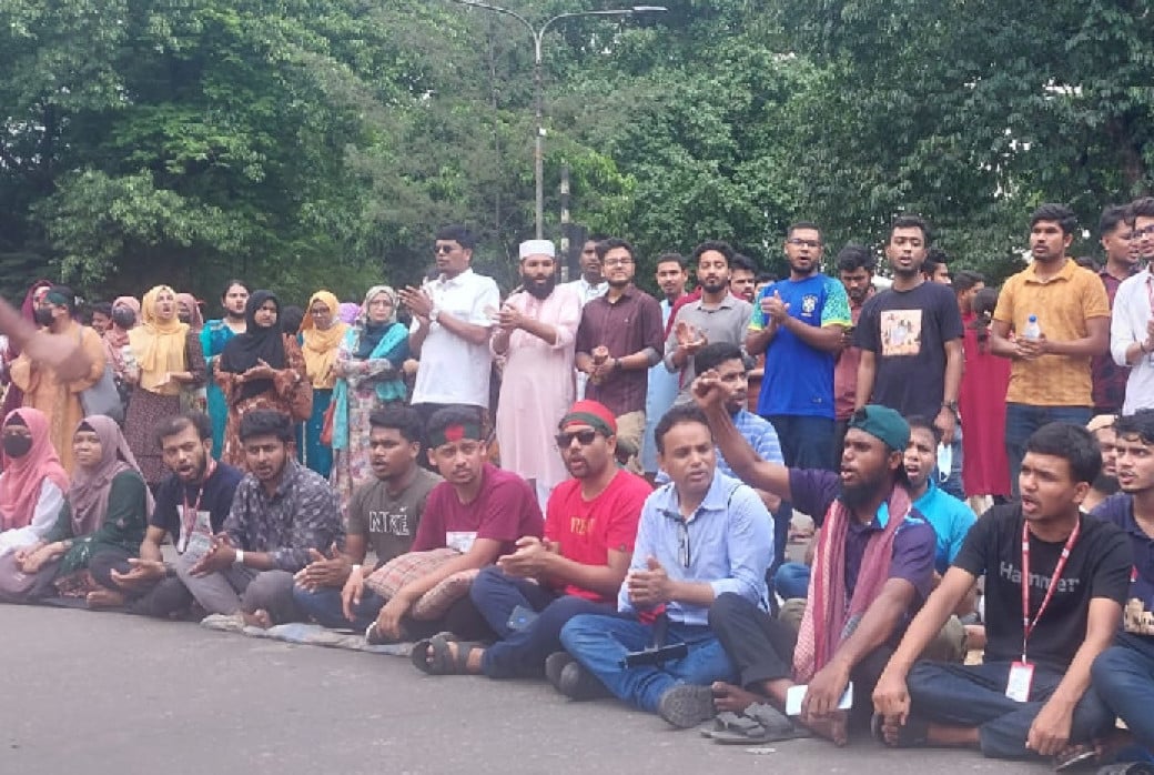 টানা তৃতীয় দিন রাজপথে জবি শিক্ষার্থীরা