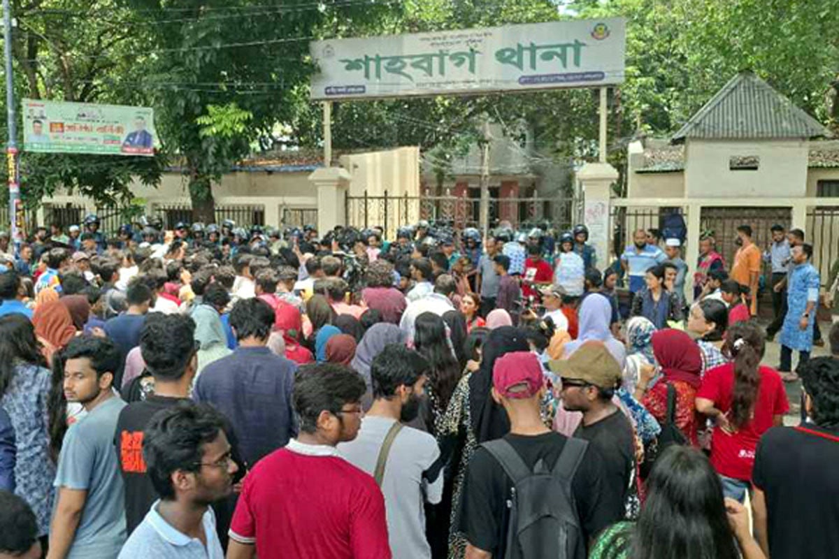 সাম্য হত্যা: বিভিন্ন দাবিতে শাহবাগ থানা ঘেরাও শিক্ষার্থীদের