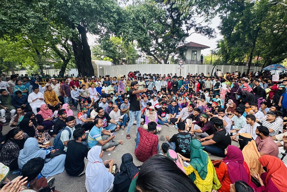 চার দফা দাবিতে গণঅনশনে জবি শিক্ষক-শিক্ষার্থীরা