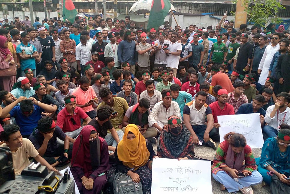 বোতল কাণ্ডে আটক জবি শিক্ষার্থীকে ছাড়তে আলটিমেটাম