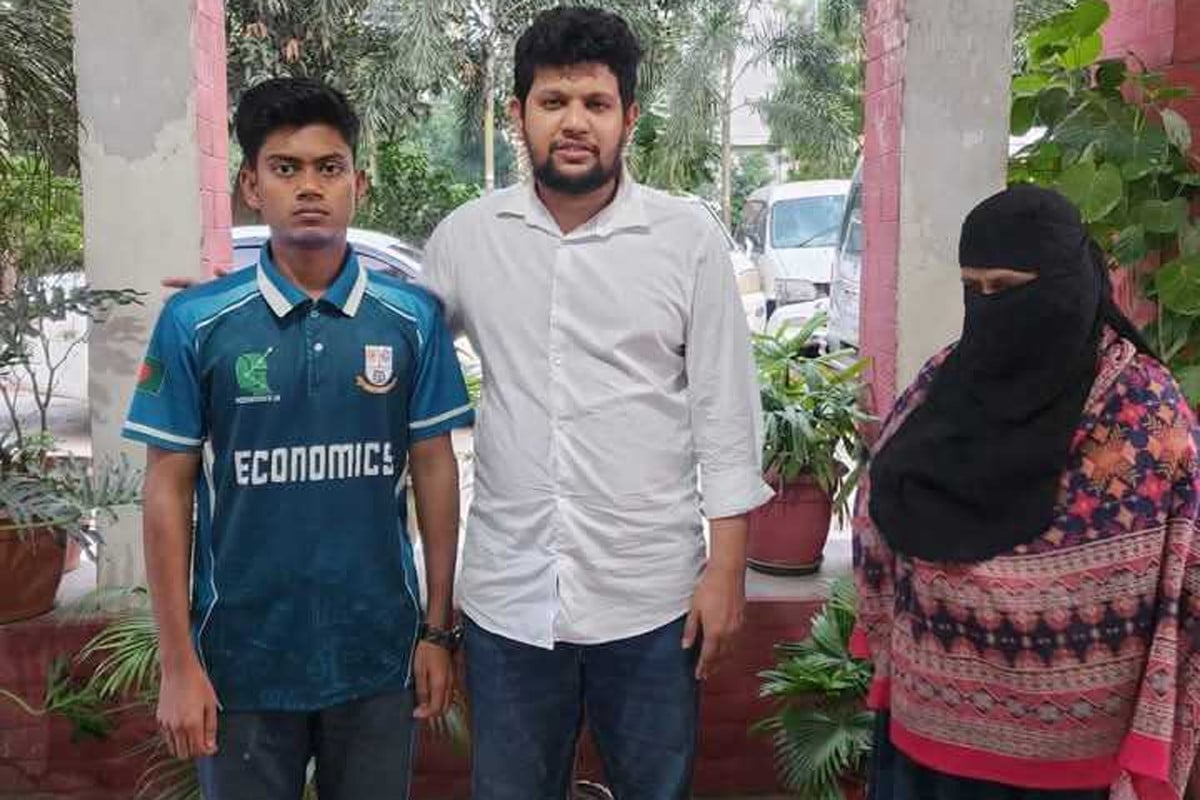 সেই শিক্ষার্থীর সঙ্গে কথা বললেন উপদেষ্টা মাহফুজ, দিলেন বাসায় দাওয়াত