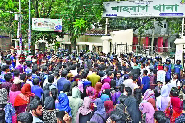 জড়িতদের গ্রেপ্তারে আলটিমেটাম থানা ঘেরাও