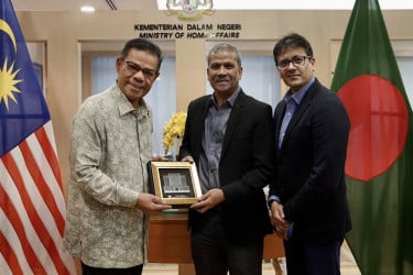 মালয়েশিয়ার স্বরাষ্ট্রমন্ত্রীর সঙ্গে ড. আসিফ নজরুলের সৌজন্য সাক্ষাৎ