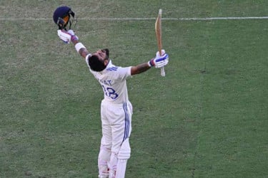 ‘আত্মতৃপ্তি নিয়েই টেস্ট ছেড়েছে কোহলি’