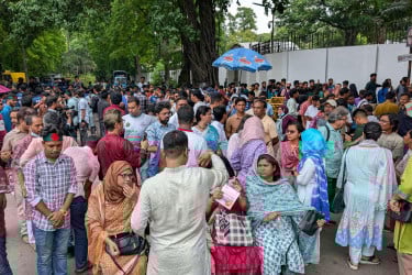 একের পর এক বাস নিয়ে কাকরাইলে আসছেন জবি শিক্ষার্থীরা
